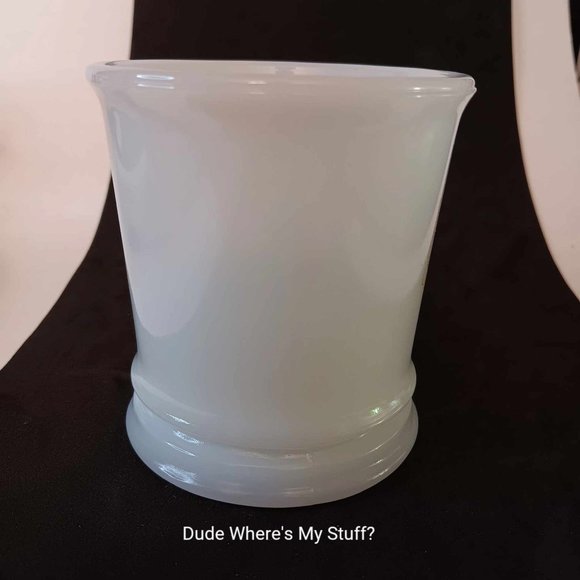 VINTAGE AVON MILK GLASS LOCOMOTIVE COFFEE/TEA MUG - HOLDS 8 OUNCES - Picture 3 of 5